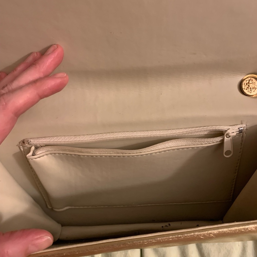 Absolutely stunning gold fashionable purse . Looks like new, vintage ! - Picture 5 of 5
